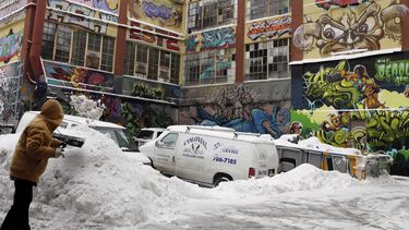 En esta fotograf&iacute;a del 26 de enero de 2011 un hombre retira nieve para limpiar un camino cerca de 5pointz, una galer&iacute;a de grafiti en el barrio de Long Island City en el distrito de Queens en Nueva York.&nbsp;