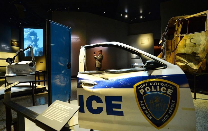 Un hombre observa puertas de vehículos de policía y bomberos destruidas en el Museo de la Memoria en Nueva York. (EFE)
