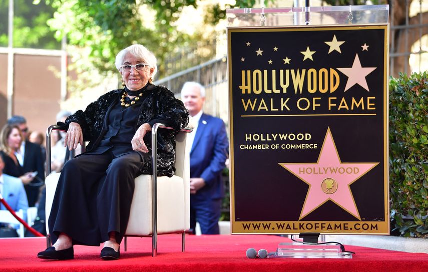 En esta foto de archivo tomada el 28 de octubre de 2019, la cineasta italiana Lina Wertmuller, de 92 años, está sentada en el escenario esperando el inicio de su ceremonia de la estrella del paseo de la fama de Hollywood en Hollywood, California, donde recibió la estrella 2679 en la categoría de las imágenes en movimiento.
