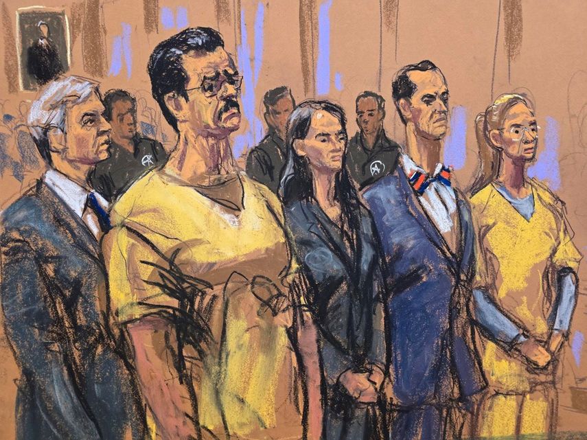 Fotografía de un dibujo realizado por la artista Jane Rosenberg donde aparece el abogado Barry Pollack (atrás); el depuesto dictador de Venezuela, Nicolás Maduro (i); la abogada Anna Estevano (c-i); el abogado Mark Donnelly (c-d) y Cilia Flores asistiendo a una audiencia este miércoles, en Nueva York (Estados Unidos).&nbsp;