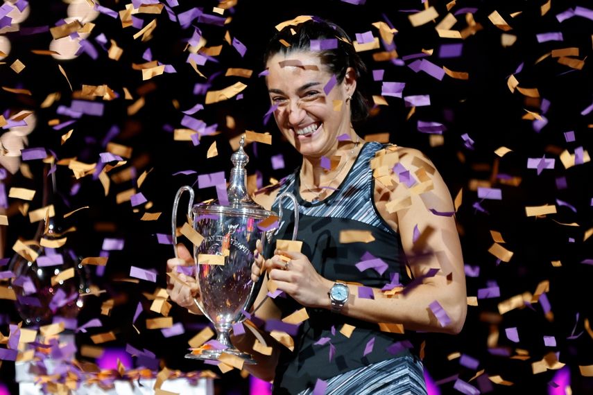 La francesa Caroline García sostiene el trofeo de las Finales de la WTA, luego de imponerse a la bielorrusa Aryna Sabalenka el lunes 7 de noviembre de 2022&nbsp;