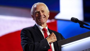 Peter Navarro, un hombre de firmes principios, experimentado en economía y leal, fue una figura clave en el primer mandato del presidente Donald Trump. Ahora lo volverá a ser tras ser designado como asesor económico de comercio e industria.