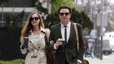 Danny Masterson y su esposa, la actriz Bijou Phillips, llegan para los alegatos finales en su segundo juicio por violación, el 16 de mayo de 2023, en Los Ángeles.
