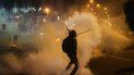 Un manifestante devuelve una lata de gas lacrimógeno lanzada por la policía en las recientes protestas en Perú Un manifestante devuelve una lata de gas lacrimógeno lanzada por la policía en las recientes protestas en Perú