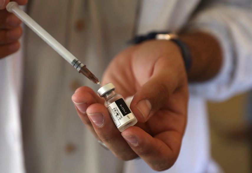 Un enfermero se prepara para aplicar la vacuna contra el coronavirus en Kabul, Afganistán.