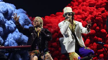 El dúo argentino CA7RIEL y Paco Amoroso actúan en el escenario durante la 26.ª edición de los Premios Latin Grammy en el MGM Grand Garden Arena de Las Vegas, Nevada, el 13 de noviembre de 2025. 