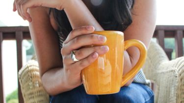 Tomar una taza de café deleita y es beneficioso para la salud.