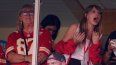 Taylor Swift (derecha) observa desde una suite junto a la madre de Travis Kelce, Donna Kelce, en el Arrowhead Stadium durante la primera mitad del juego de NFL entre los Bears de Chicago y los Chiefs de Kansas City, el domingo 24 de septiembre de 2023, en Kansas City, Misuri.&nbsp;