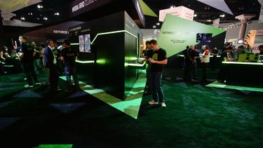 Logo de Nvidia en una feria de tecnología. La empresa es fabricante de chips y microchips en EEUU.
