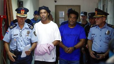 Ronaldiinho (segundo desde la izq) y su hermano Roberto de Assis Moreira (tercero) son llevados por la polic&iacute;a a declarar ante una jueza de Asunci&oacute;n el 7 de marzo del 2020. Los dos fueron detenidos por ingresar a Paraguay con pasaportes falsos.