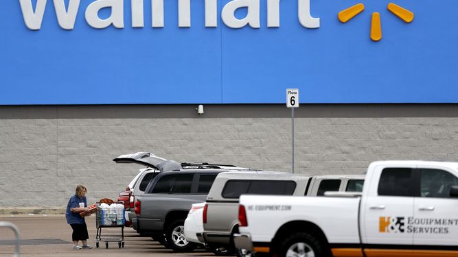 En esta foto del 31 de marzo del 2020, una mujer coloca suministros en su coche en el estacionamiento de un Walmart en Pearl, Mississippi. Walmart requerir&aacute; que todos los clientes llevan mascarillas protectoras en las tiendas que llevan su nombre y en las de Sams Club, lo que le hace la mayor cadena minorista en implementar esa pol&iacute;tica, que ha resultado dif&iacute;cil de hacer cumplir en ausencia de requerimientos federales y estatales.&nbsp;