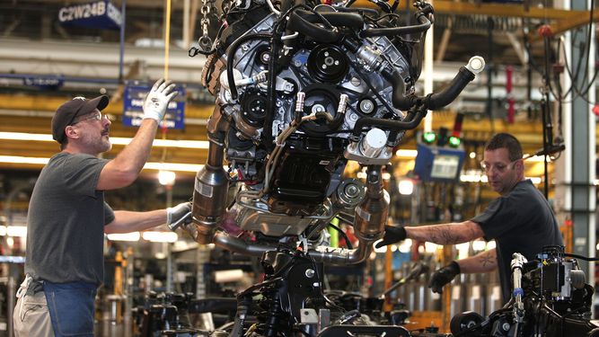 Dos empleados de la Ford trabajan en una planta de ensamblaje de la compañía.