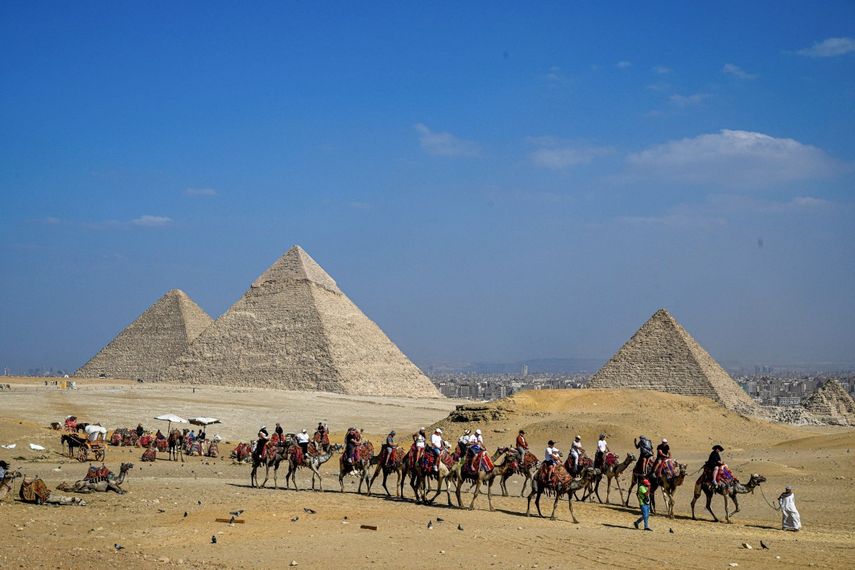 Turistas montan a camello en las piramides Giza, en El Cairo, Egipto.&nbsp;