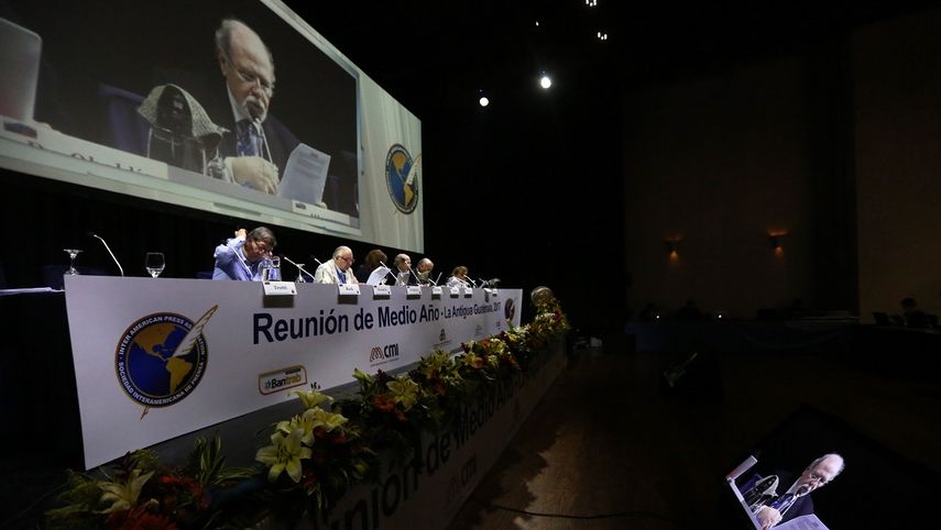 Juan Pablo Illanes (pantallas), miembro de la Asamblea de la Sociedad Interamericana de Prensa (SIP), habla durante la presentación de las conclusiones de la reunión de medio año efectuada en Antigua Guatemala.&nbsp;