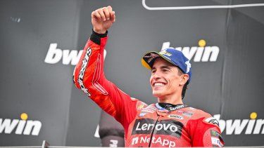 El piloto español Marc Márquez, del equipo Ducati Lenovo, celebra en el podio tras el Gran Premio de Austria de MotoGP, en el circuito Red Bull Ring de Spielberg, Austria, el 17 de agosto de 2025.