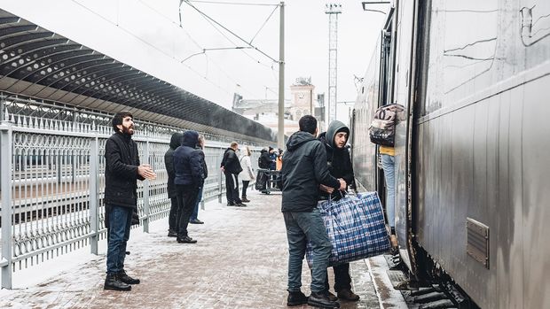 Varias personas se montan en un tren de evacuación en la estación de tren de Kiev, a 1 de marzo de 2022, en Kiev (Ucrania).   - Diego Herrera / Europa Press