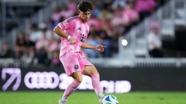 El defensor Noah Allen, del Inter Miami, hace un pase durante un partido, el 8 de noviembre de 2025.