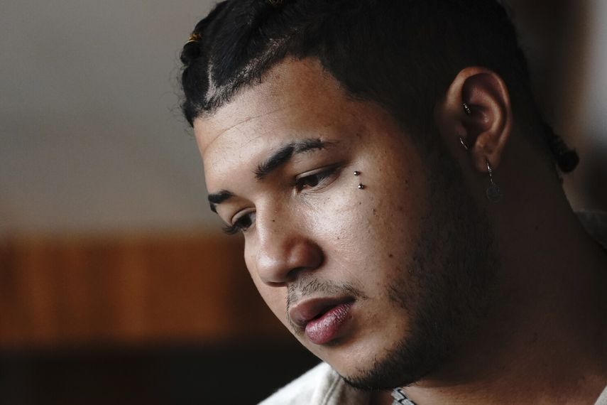 El cantante y compositor panameño de música urbana Humberto Ceballos Boza, más conocido como Boza, posa en un hotel en la Ciudad de México el viernes 15 de octubre de 2021. Boza está nominado al Latin Grammy al mejor nuevo artista. Los premios se entregan el 18 de noviembre en Las Vegas.