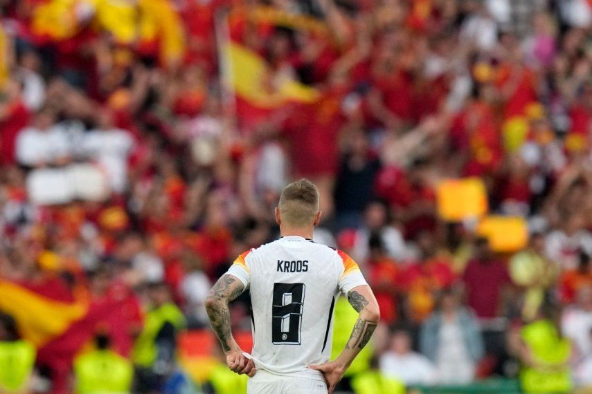 El alemán Toni Kroos observa a los fanáticos celebrar al final de un partido de cuartos de final entre Alemania y España en el torneo de fútbol Euro 2024 en Stuttgart, Alemania, el viernes 5 de julio de 2024.