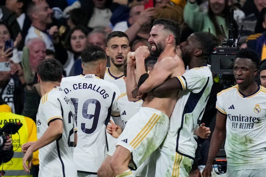 Dani Carvajal del Real Madrid celebra con sus compañeros tras anotar el tercer gol de su equipo en el encuentro ante el Almería en la liga española el domingo 21 de enero del 2024.&nbsp;