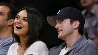 Los actores Mila Kunis y Ashton Kutcher en pleno romance. (CORTESÍA). 