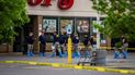 Agente del FBI buscan pistas en un supermercado que fue escena de un crimen. Agente del FBI buscan pistas en un supermercado que fue escena de un crimen.