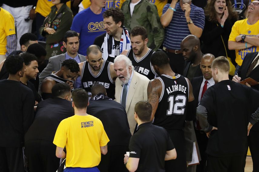 Gregg Popovich (centro) culpó al jugador de los Warriors, Zaza Pachulia, de provocar la lesión de Kawhi Leonard.&nbsp;