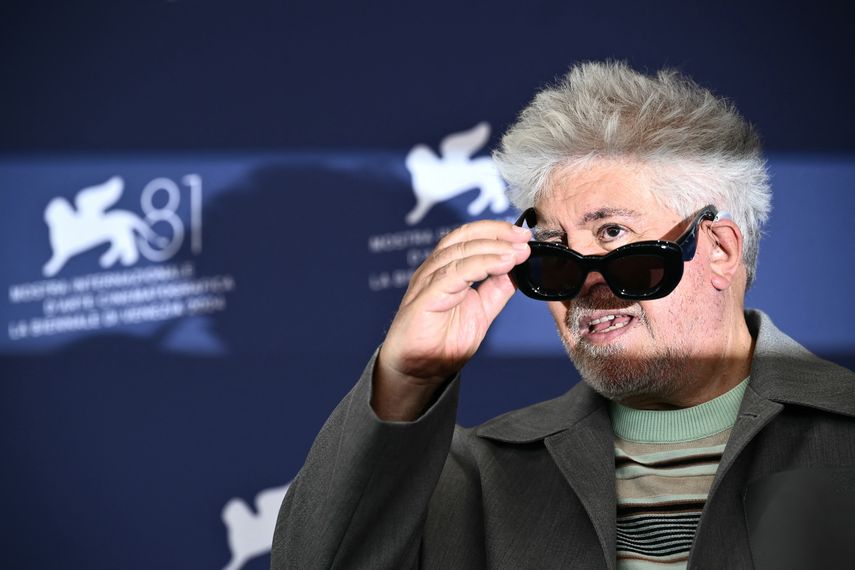 El director español Pedro Almodóvar asiste al photocall de la película The Room Next Door presentada en competición durante el 81º Festival Internacional de Cine de Venecia en el Lido de Venecia, el 2 de septiembre de 2024.
