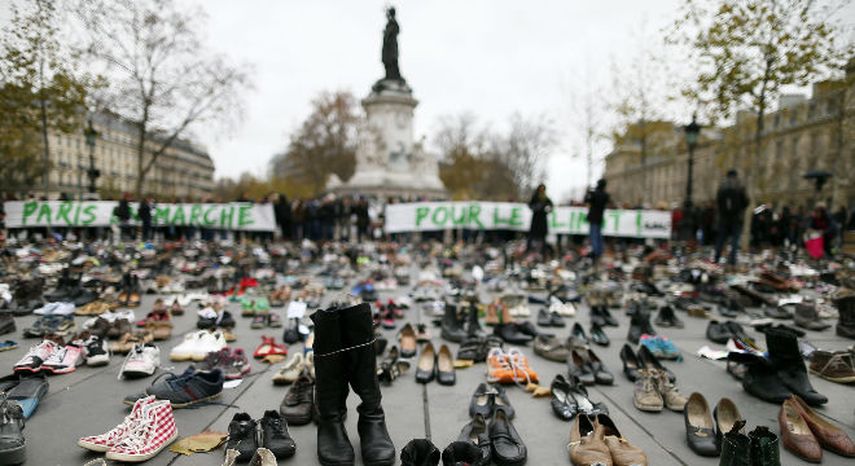 Mientras los jefes de Estado debaten sobre cambio climático, más de 10.000 pares de zapatos cubren una plaza en París, como evidencia de la imposibilidad de organizar manifestaciones a causa de la amenaza terrorista (EFE)