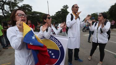 Más de 30 médicos venezolanos llegaron este domingo al lado colombiano del puente internacional de Tienditas, donde se manifestaron para pedir que se permita el paso de la ayuda humanitaria a su país y así poder salvar muchas vidas que dependen de la asistencia.