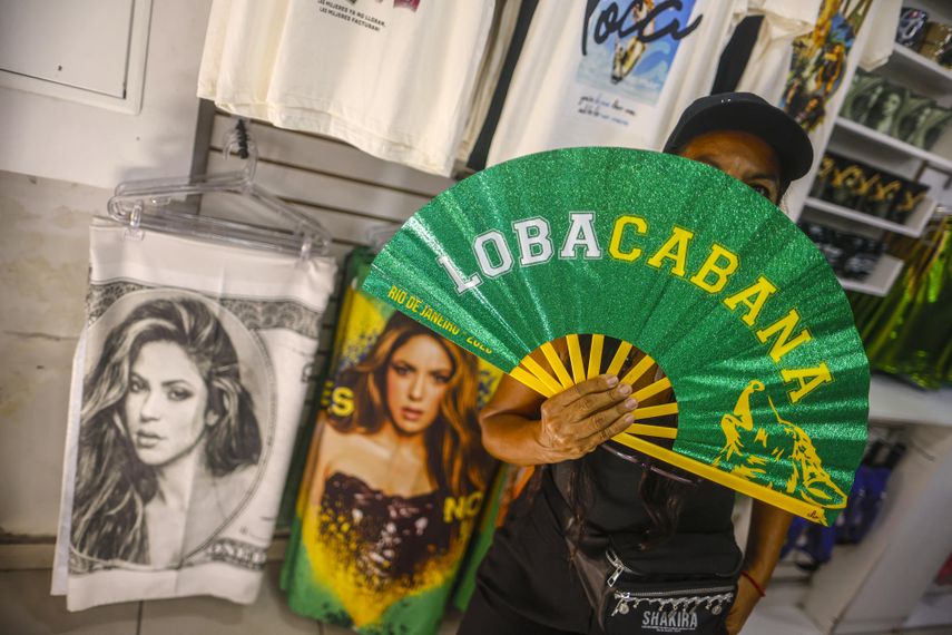 Una persona sostiene un producto alusivo a la cantante colombiana Shakira este miércoles, en Río de Janeiro (Brasil). El concierto gratuito que ofrecerá Shakira el próximo sábado 2 de mayo en la playa de Copacabana ha impulsado las ventas en Río de Janeiro con prendas y artículos inspirados en ella y en su estilo.