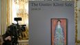 Un camarógrafo toma imágenes de la pintura Bildnis Fraeulein Lieser (Retrato de la señorita Lieser) del artista austriaco Gustav Klimt (1862 - 1918) durante una conferencia de prensa en la Casa de Subastas de Arte Kinsky en Viena, Austria, el 25 de enero de 2024.
