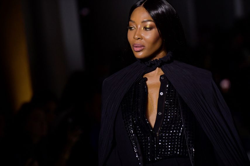 La modelo británica Naomi Campbell presenta una creación para Lanvin durante el desfile de moda de la colección de prêt-à-porter Primavera-Verano 2022 para mujeres en The Salle Pleyel, en París, como parte de la Semana de la Moda de París, el 3 de octubre de 2021.