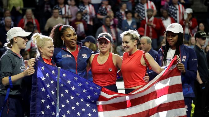 El conjunto estadounidense posa con la bandera despu&eacute;s de superar a Letonia en una fase eliminatoria de la Copa Federaci&oacute;n el s&aacute;bado 8 de febrero de 2020, en Everett, Washington.&nbsp;