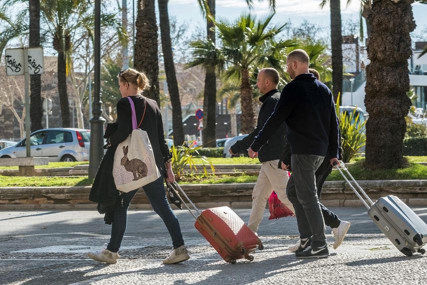Fotografía de archivo de varios turistas caminando por Palma de Mallorca, España.