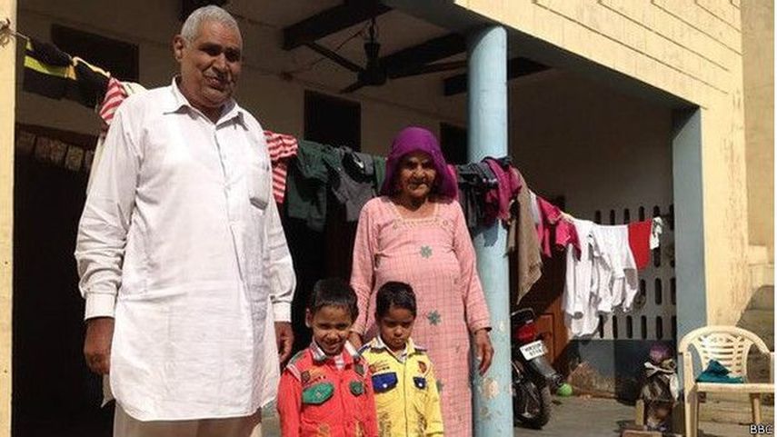 Batheri Devi (d), otra mujer india que empezó su tratamiento de fertilidad con 64 años y tuvo trillizos. (BBC Mundo)