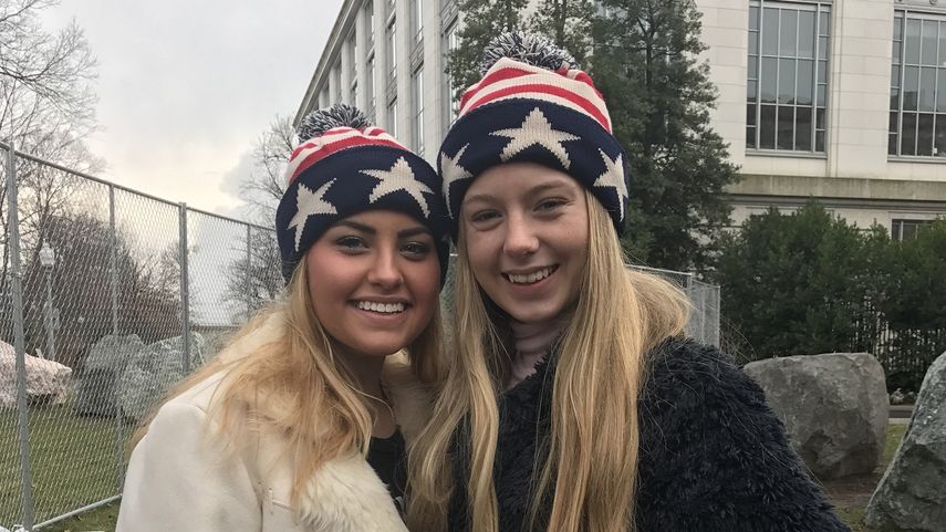 Mia y Michelle, seguidoras de Trump, llegaron desde Virginia al National Mall de Washington (Estados Unidos) este viernes 20 de enero de 2017, para apoyar a Donald Trump durante su investidura.