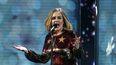 En esta foto de archivo tomada el 24 de febrero de 2016, la cantante británica Adele se presenta en el escenario durante los BRIT Awards 2016 en Londres el 24 de febrero de 2016.&nbsp;