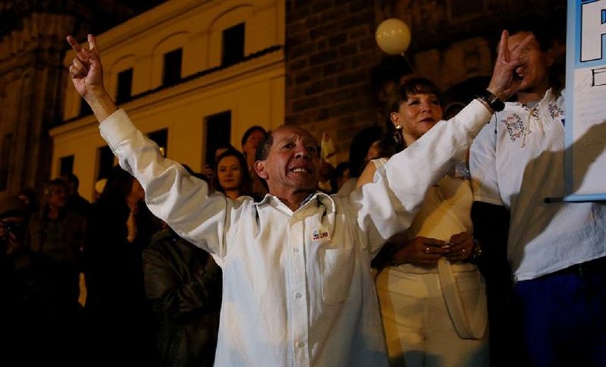 Un grupo de personas se reúne para celebrar el nuevo acuerdo de paz entre el Gobierno de&nbsp;Colombia&nbsp;y las FARC este sábado 12 de noviembre de 2016, en la Plaza de Bolívar de Bogotá, Colombia.