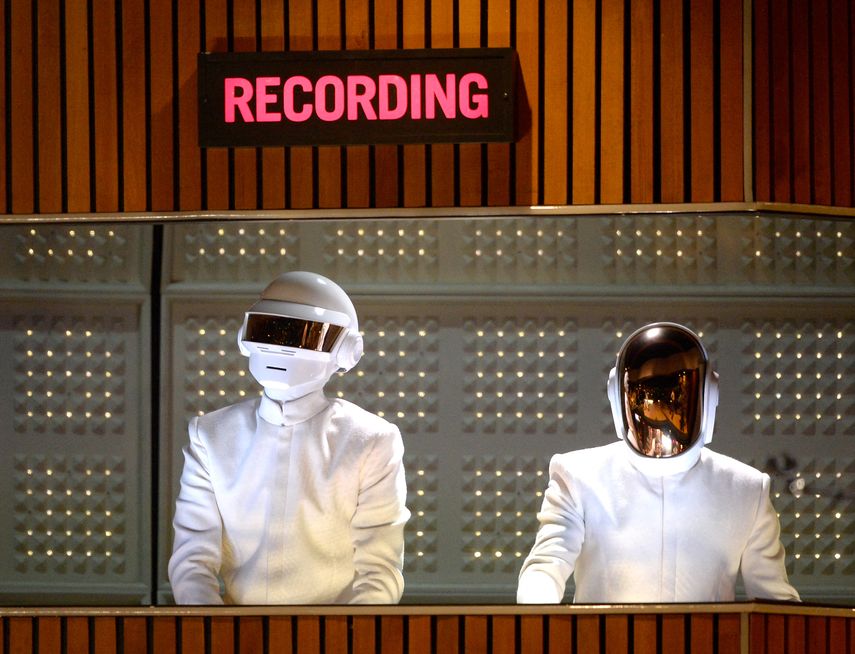 En esta foto de archivo tomada el 26 de enero de 2014, los músicos franceses Thomas Bangalter (izquierda) y Guy-Manuel de Homem-Christo de Daft Punk se presentan en el escenario durante la 56a entrega de los GRAMMY en el Staples Center de Los Ángeles, California.&nbsp;