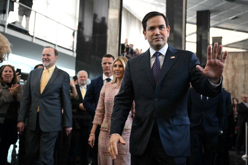 El secretario de Estado de Estados Unidos, Marco Rubio, y su esposa, Jeanette Rubio, llegan para hablar con los empleados a su llegada al Departamento de Estado en Washington, DC, el 21 de enero de 2025.