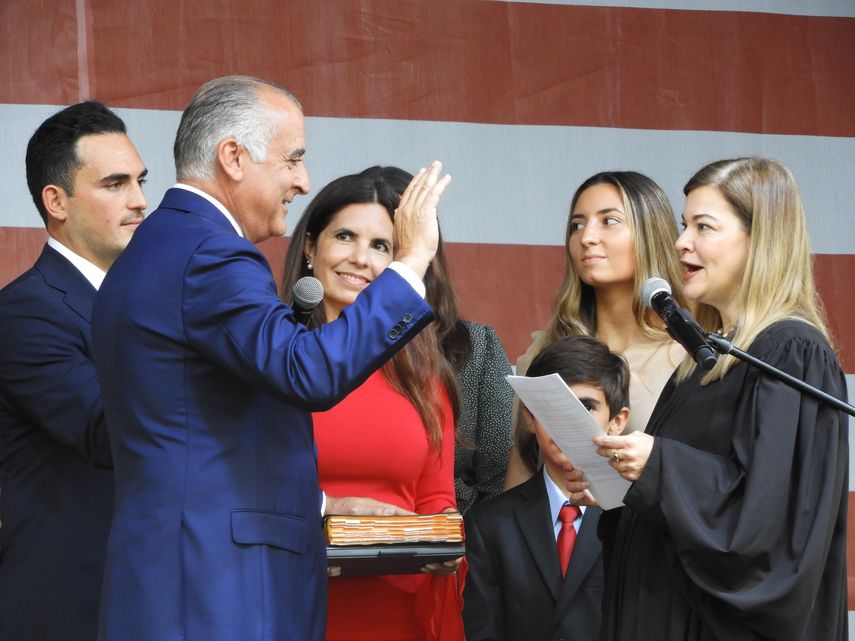 Esteban Bovo jura como alcalde de Hialeah.&nbsp;