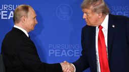 El presidente de Estados Unidos Donald J. Trump estrecha la mano de su homólogo Vladimir Putin durante su encuentro en Alaska.