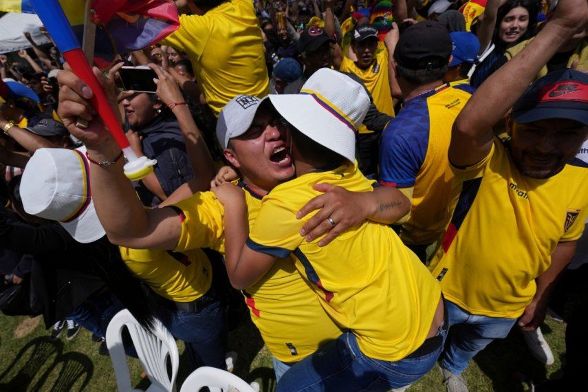 Ecuatorianos festejan la victoria ante Catar en el Mundial, tras mirarla por pantalla gigante en Quito el 20 de noviembre de 2022.