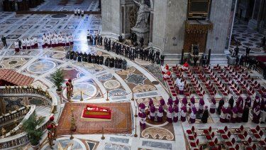 Llegada del féretro del Papa Francisco a la Basílica de San Pedro, en presencia de los cardenales, el 23 de abril de 2025, en Ciudad del Vaticano. El féretro del Papa Francisco, fallecido el pasado 21 de abril a los 88 años, se encuentra en la Basílica Papal de San Pedro en el Vaticano para ser velado, tras ser trasladado desde la capilla de la residencia de Santa Marta, y será enterrado el sábado 26 de abril. &nbsp;