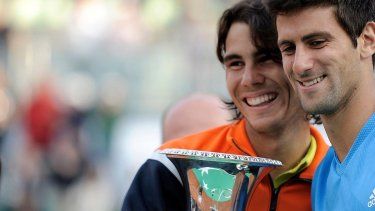 Rafael Nadal de España (izq.) y Novak Djokovic de Serbia se felicitan con sus trofeos después de su último partido del Abierto de Tenis ATP en Roma el 3 de mayo de 2009. Nadal ganó el torneo 7-6, 6-2 . Rafael Nadal anunció el 10 de octubre de 2024 que se retirará del tenis profesional tras la final de la Copa Davis en noviembre, poniendo fin a una carrera en la que ganó 22 títulos de Grand Slam y oro olímpico en individuales.&nbsp;