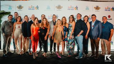 Junta Directiva de Amigos For Kids en la gala benéfica 2024.