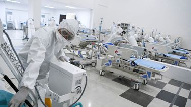 El coronavirus ha obligado a trabajadores de la salud permanecer en pie de lucha. Personal m&eacute;dico revisa equipamiento m&eacute;dico en un hospital de emergencia preparado por el brote de coronavirus, en Yakarta, Indonesia, el lunes 23 de marzo de 2020.