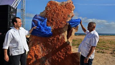 El vicepresidente de la empresa brasileña Souza Cruz, Leonardo Serra (i) y Justo Luis Fuentes (d), presidente de Tabacuba, develan la primera piedra de la empresa de producción de cigarrillos Brascuba este martes 01 de noviembre de 2016, en la Zona Especi