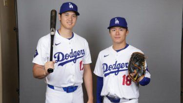 El bateador designado de los Dodgers de Los Ángeles, Shohei Ohtani, izquierda, y el lanzador abridor Yoshinobu Yamamoto posan para una fotografía durante un día de fotografía de béisbol de entrenamiento de primavera de la MLB el miércoles 21 de febrero de 2024 en Phoenix.&nbsp;